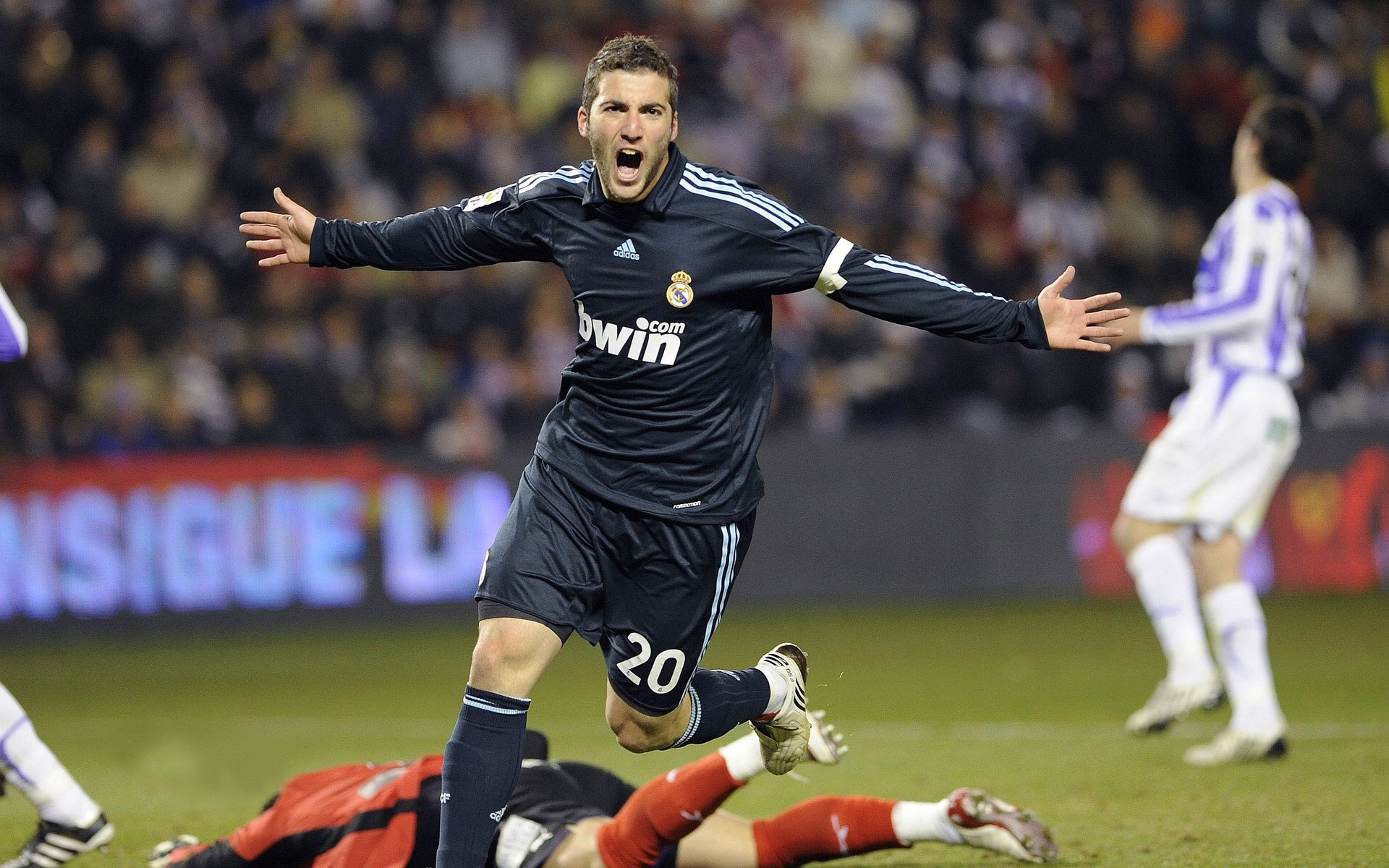 大奖赛战况：利雅得新月防线稳固，洛杉矶湖人进攻受阻，赵继伟成最佳